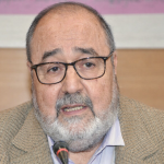 Un homme plus age parlant au micro e1776070158288