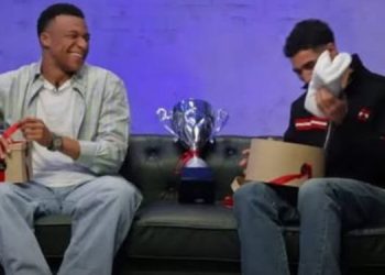 Cadeau symbolique entre Hakimi et Tchouaméni : l&rsquo;après-finale CAN revisité avec humour