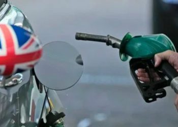 Londres assouplit ses sanctions sur le pétrole russe face à la flambée des prix du carburant