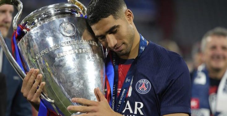 Achraf Hakimi entre un peu plus dans la légende avec un nouveau sacre européen du PSG