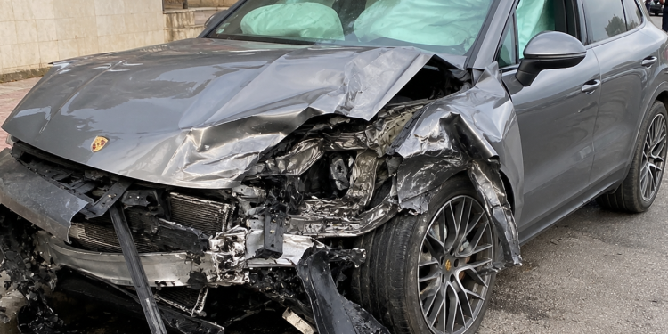 Quand un gardien de voitures se prend pour un pilote : une Porsche neuve réduite à l’état d’épave