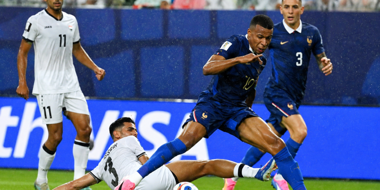 France-Irak : les Bleus domptent l’orage et filent vers les huitièmes