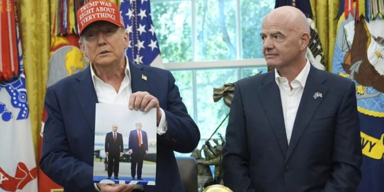 Trump remettra le trophée au vainqueur de la finale du Mondial 2026, annonce Infantino