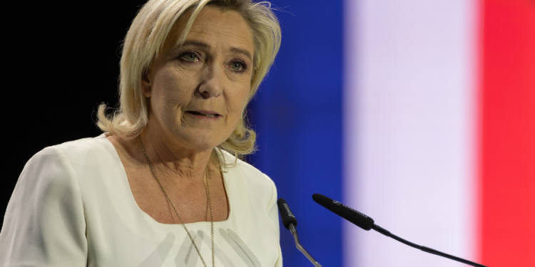 Marine Le Pen condamnée, mais toujours candidate : un verdict qui secoue la France et l&rsquo;Europe