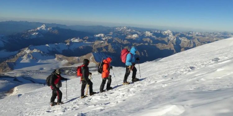 Tragédie sur l&rsquo;Elbrouss : cinq grimpeurs bosniaques périssent sur le plus haut sommet d&rsquo;Europe