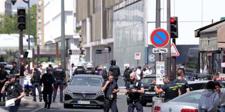 Attaque à l&rsquo;arme blanche à Paris : trois femmes blessées, un suspect arrêté