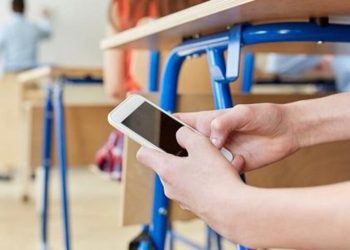 L&rsquo;interdiction des portables dans les écoles attendra