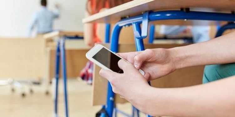 L’interdiction des portables dans les écoles attendra