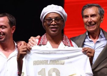 Ronaldinho, 46 ans, revient au foot pour viser son 300e but