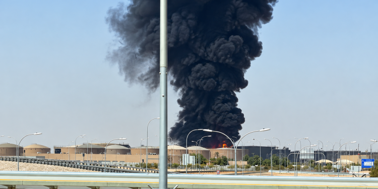 Arabie saoudite : incendie spectaculaire et vols perturbés à Ryad