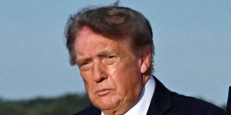 Plus sombre et ébouriffé : la nouvelle coupe de Trump déclenche une vague de moqueries