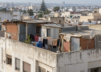 Des bidonvilles sur les toits : la précarité derrière les façades