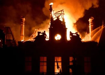 [VIDÉO] Un hôtel de ville de 143 ans en flammes : la colère sociale frappe Limoges