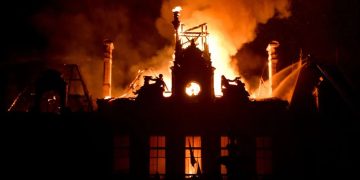 [VIDÉO] Un hôtel de ville de 143 ans en flammes : la colère sociale frappe Limoges