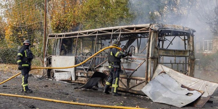 Frappes russes : 34 morts en Ukraine, électricité et eau coupées